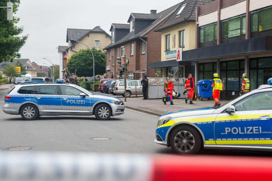 Polizei und Rettungsdienst im Einsatz nach den tödlichen Schüssen am 12. August 2016 in Bargteheide.