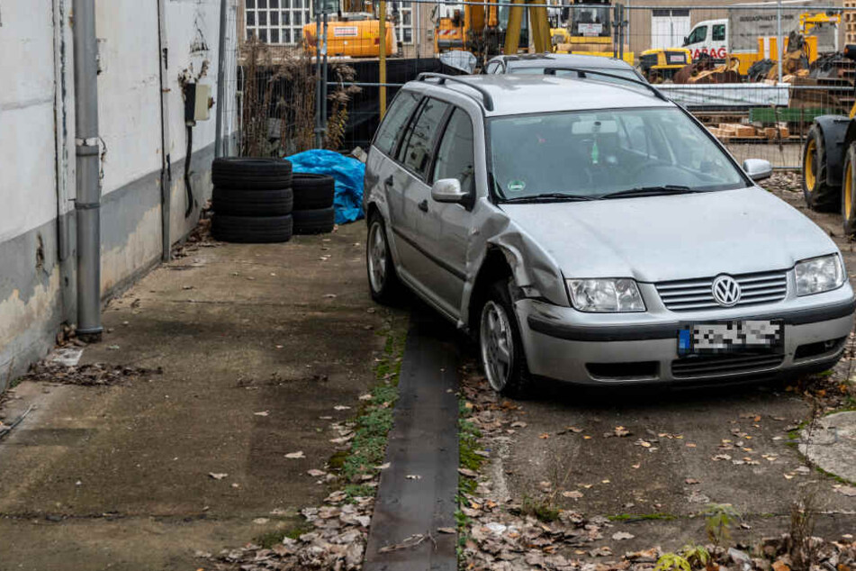 Der VW wurde durch den Unfall massiv beschädigt. Trotzdem fuhren die Männer im Suff weiter.