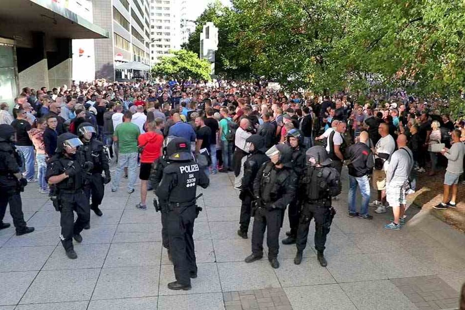 Mit einem massiven Polizeiaufgebot wurde die Demo der Rechten abgesichert.