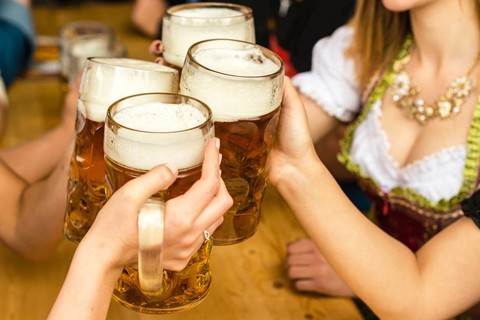Für viele jungen Frauen ist beim Oktoberfest ein weit ausgeschnittenes und kurzes Dirndl ein Muss. Doch manchen sehen dabei keinen Zusammenhang zur bayerischen Tradition.