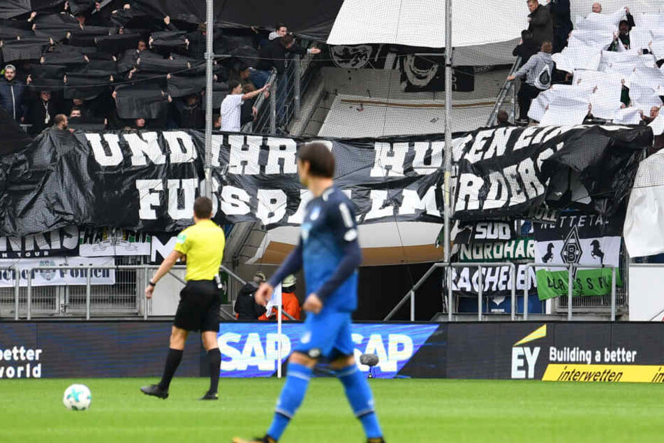 Beim Spiel 1899 Hoffenheim - Borussia Mönchengladbach am Samstag hielten Gladbacher Fans zu Spielbeginn einen Spruchband mit der Aufschrift "Und ihr? Huren eines Fussballmörders"! hoch.