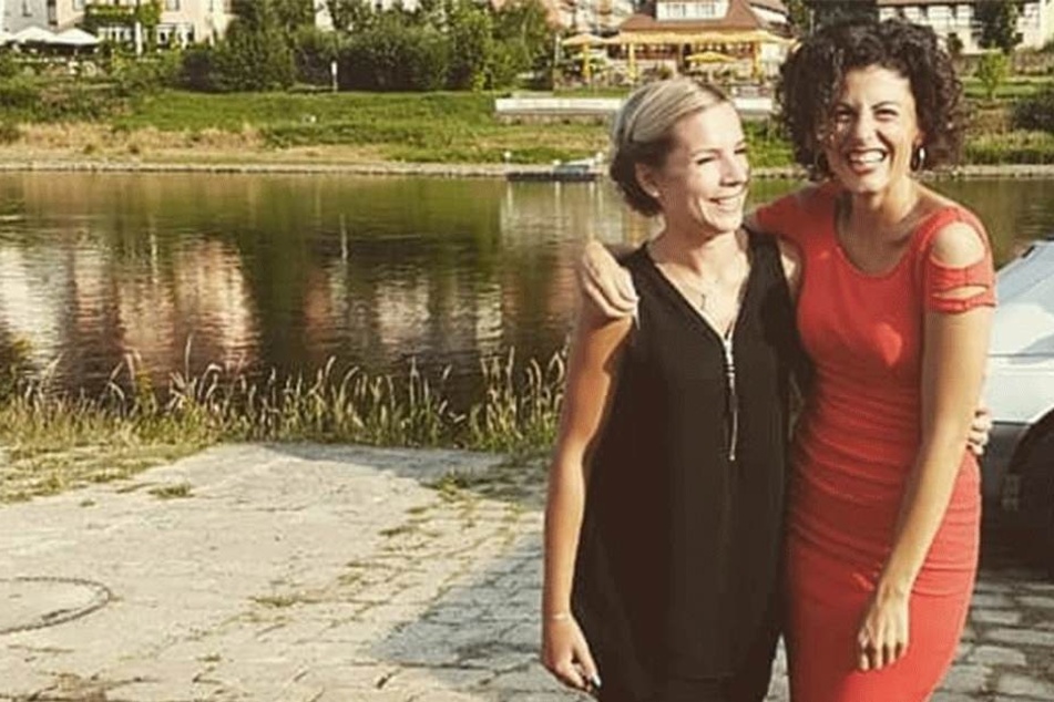 Arm in Arm mit ihrem Serien-Idol: Sophia Venus (24, l.) am Elbufer mit Liza Tzschirner (31).