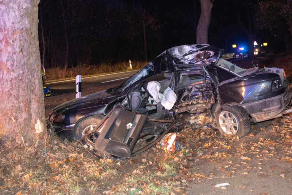 Der Fahrer kam mit seinem Auto von der Straße ab und prallte mit voller Wucht gegen einen Baum.