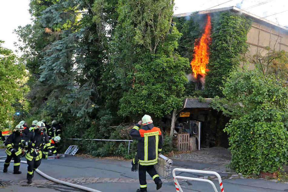 Bei dem Brand wurde ein Jugendlicher verletzt.