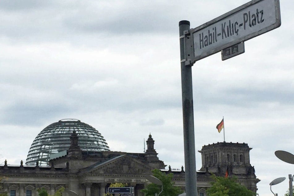 Aus dem "Platz der Republik" in Berlin wurde der "Habil-Kilic-Platz".