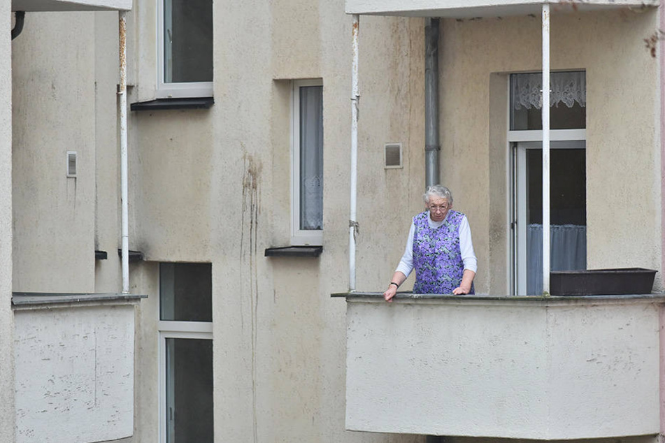 Bei einer Brandstiftung in der Reißiger Straße zerstörte das Feuer die Balkonstühle von Hilma Kampa (76).