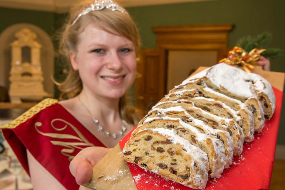 Stollenkönigin Marie-Sophie mit dem echten Thüringer Weihnachtsstollen.