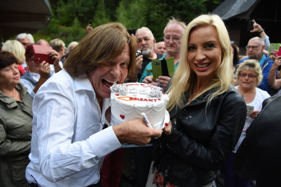 Eine Torte von "Brisant" gab es auch für Jürgen Drews und seine Frau Ramona.