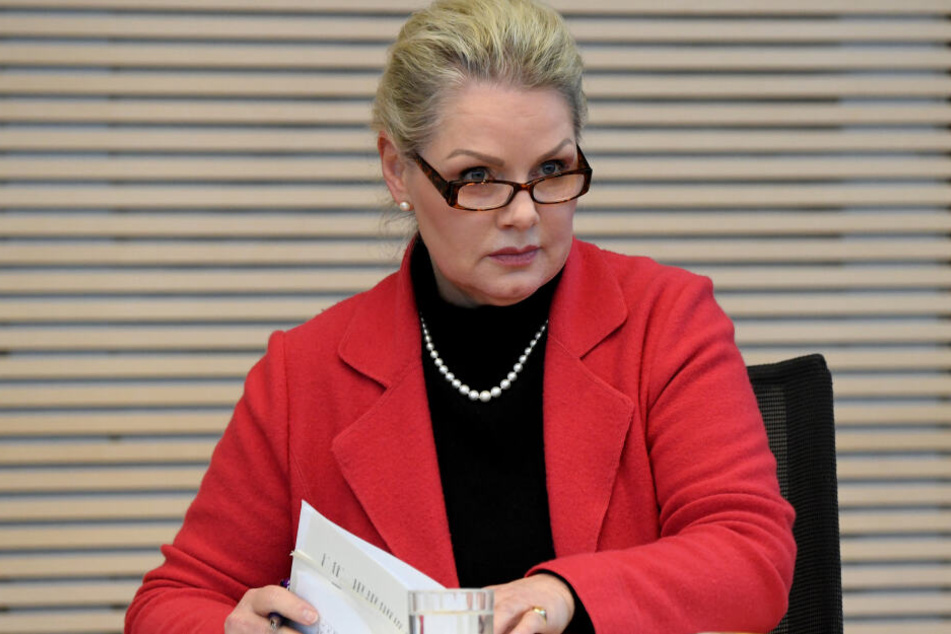 Doris von Sayn-Wittgenstein (AfD) sitzt bei der Landtagssitzung auf ihrem Einzelplatz.