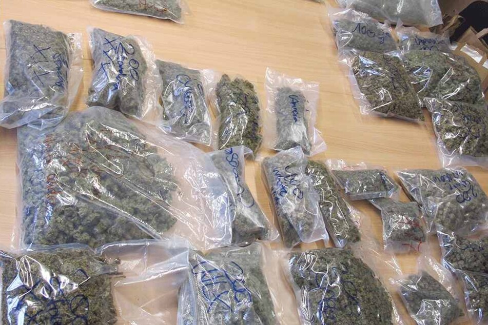 Sechs Kilo Cannabis stellte die Polizei in einer Wohnung in der Dresdner Neustadt sicher.