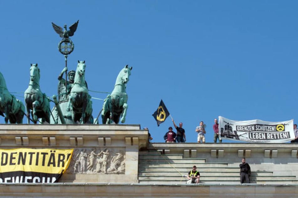 Rechte Aktivisten haben am Samstag das Brandenburger Tor in Berlin besetzt.