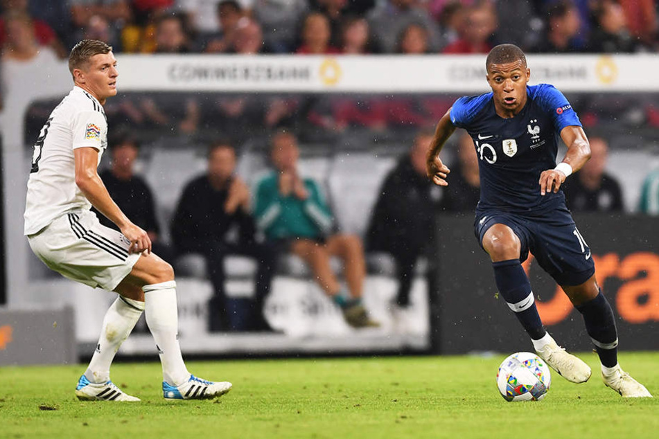 Demonstrierte immer wieder seine Weltklasse: Frankreichs Kylian Mbappé (r.) lässt Toni Kroos (l.) aussteigen.