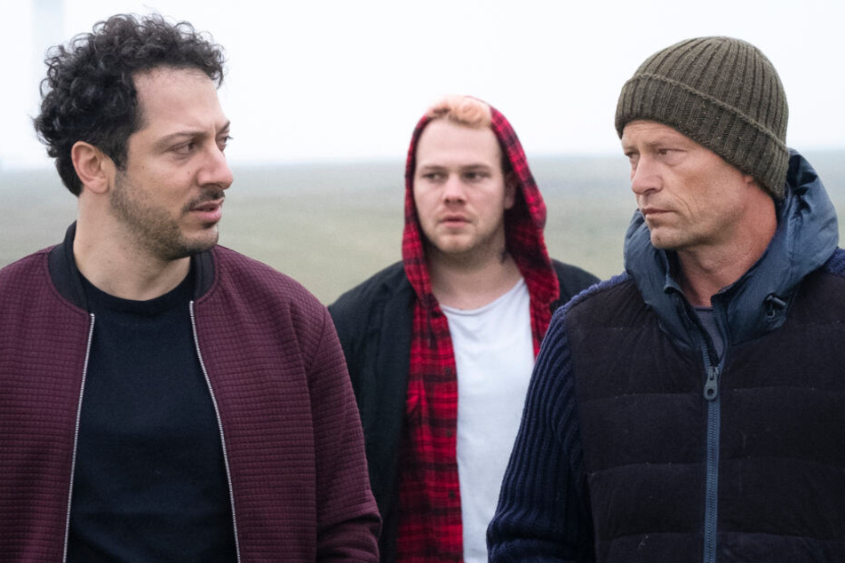 Nick Tschiller (Til Schweiger, rechts) musste für Yalcin Gümer (Fahri Yardim, links) auf Tom Nix (Ben Münchow) aufpassen.