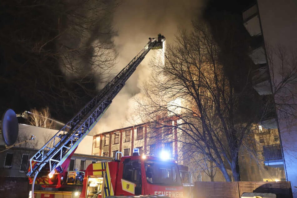 Die Feuerwehr entschied, das Gebäude kontrolliert abbrennen zu lassen.