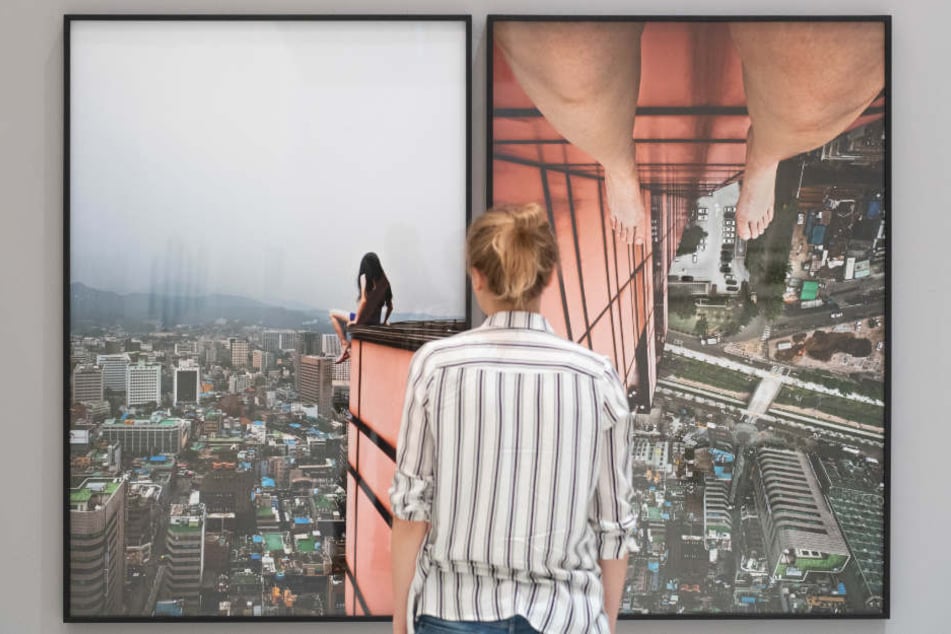 Eine Frau steht im Haus der Photography der Deichtorhallen Hamburg vor einem Werk der Fotografin Ahn Jun.