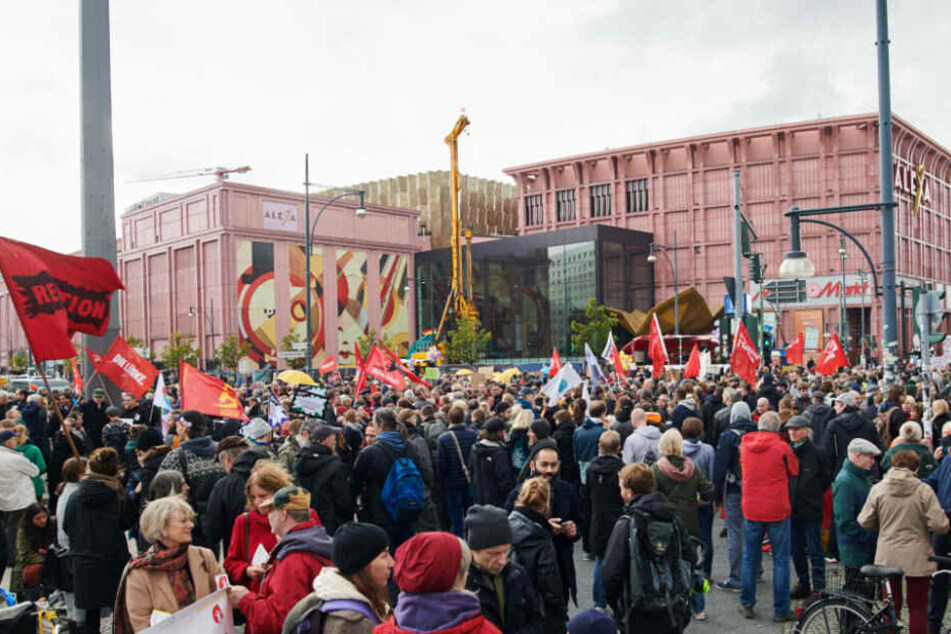 Mehrere tausend Demonstranten versammeln sich vor dem ALEXA, um gegen steigende Mietenpreise zu demonstrieren.
