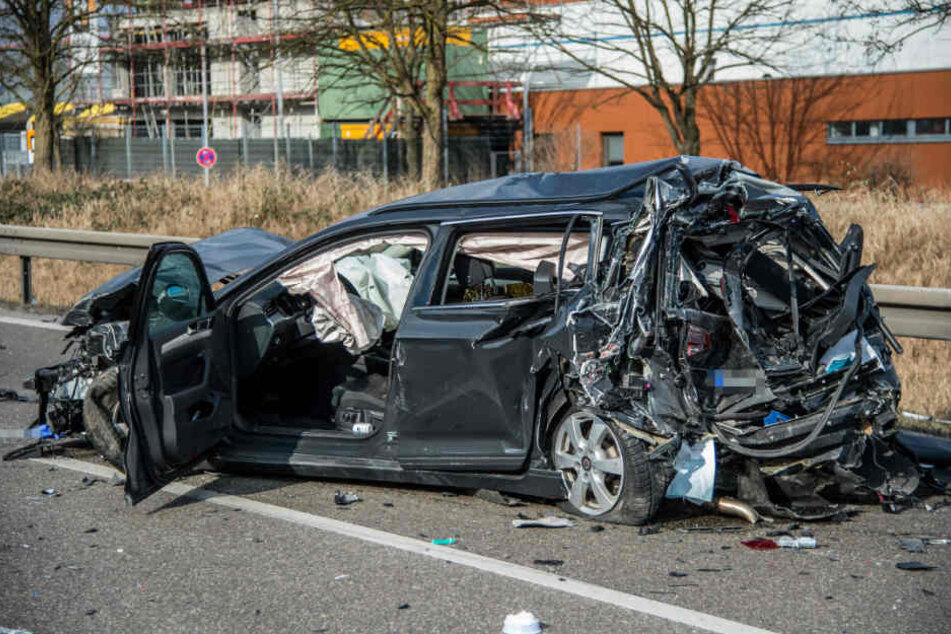 Zunächst hatte es einen leichten Unfall zwischen den beiden Autos, dann krachte der Lkw hinein. Der Fahrer dieses Wagens wurde schwer verletzt.