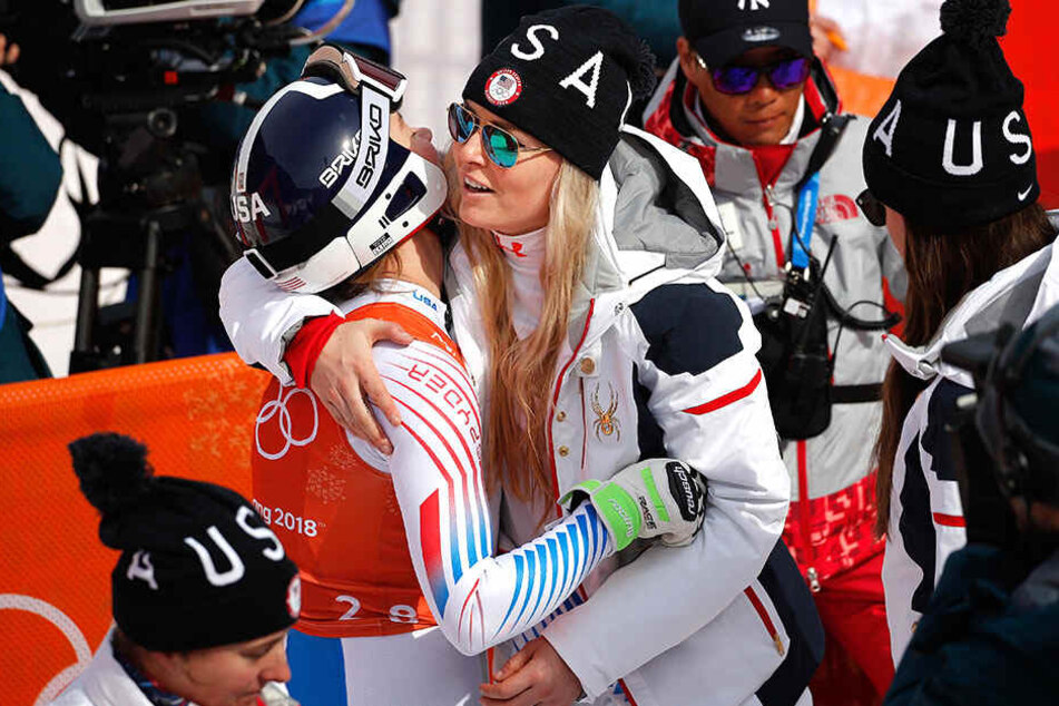 Umarmung im Ziel: Lindsey Vonn (rechts) drückt 2018 in Pyeongchang ihre Teamkollegin Laurenne Ross
