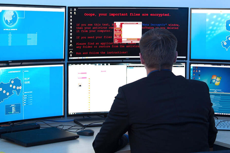 Ein Mitarbeiter des staatlichen Computernotfall-Teams SAX.CERT simuliert an seinem Arbeitsplatz ein Cyber-Angriffsszenario auf ein Computer-System.