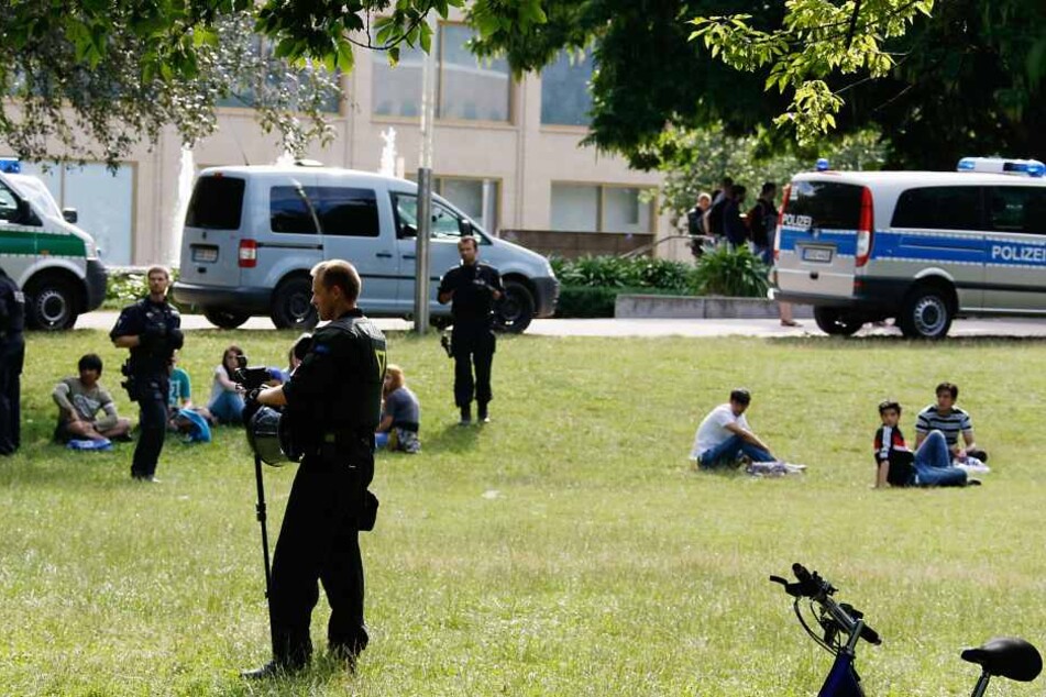 Diese Bilder gehören der Vergangenheit an: Polizisten kontrollieren Passanten
im Stadthallenpark.