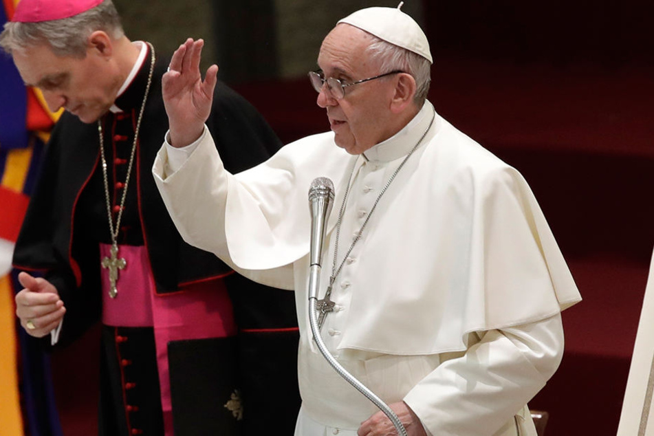 Papst Franziskus (r) und Erzbischof Georg Gänswein während einer Segnung anlässlich eines Treffens mit Spendern des Weihnachtsbaums und der Weihnachtskrippe für den Petersplatz.