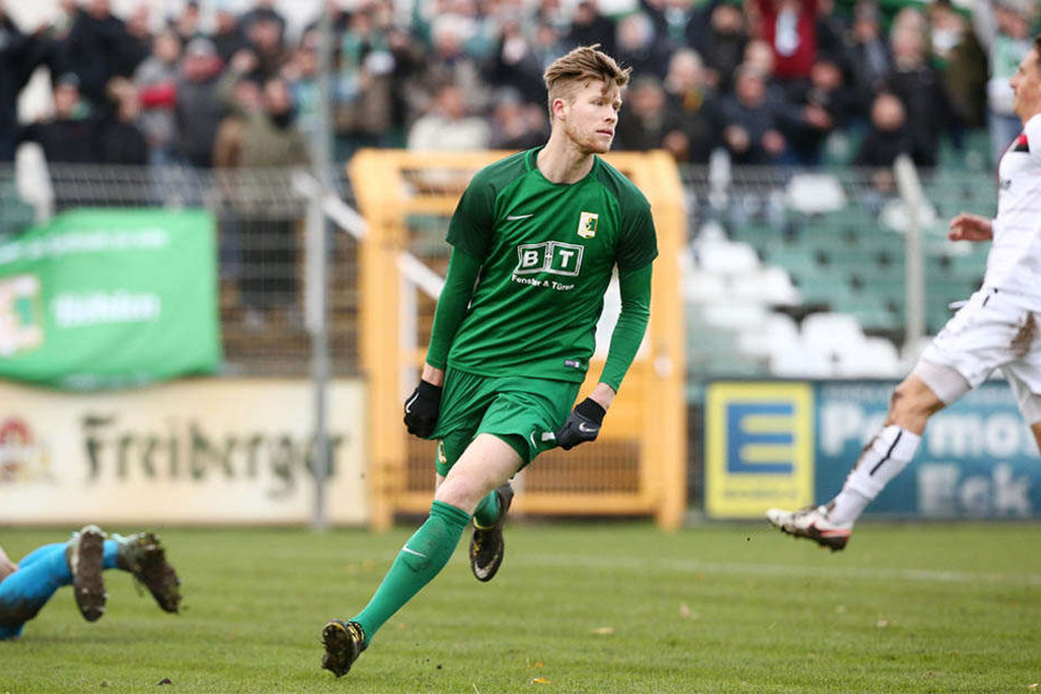 Alexander Bury dreht nach seinem Treffer zum 1:0 zum Torjubel ab.