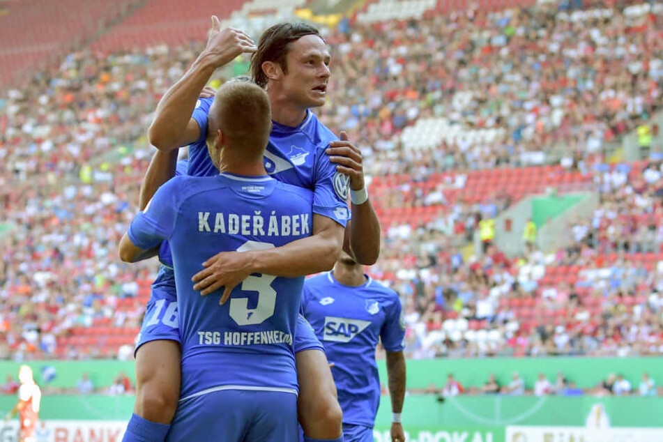 Nach dem Treffer zum 2:0 jubelt Torschütze Nico Schulz (oben) mit Pavel Kaderabek.