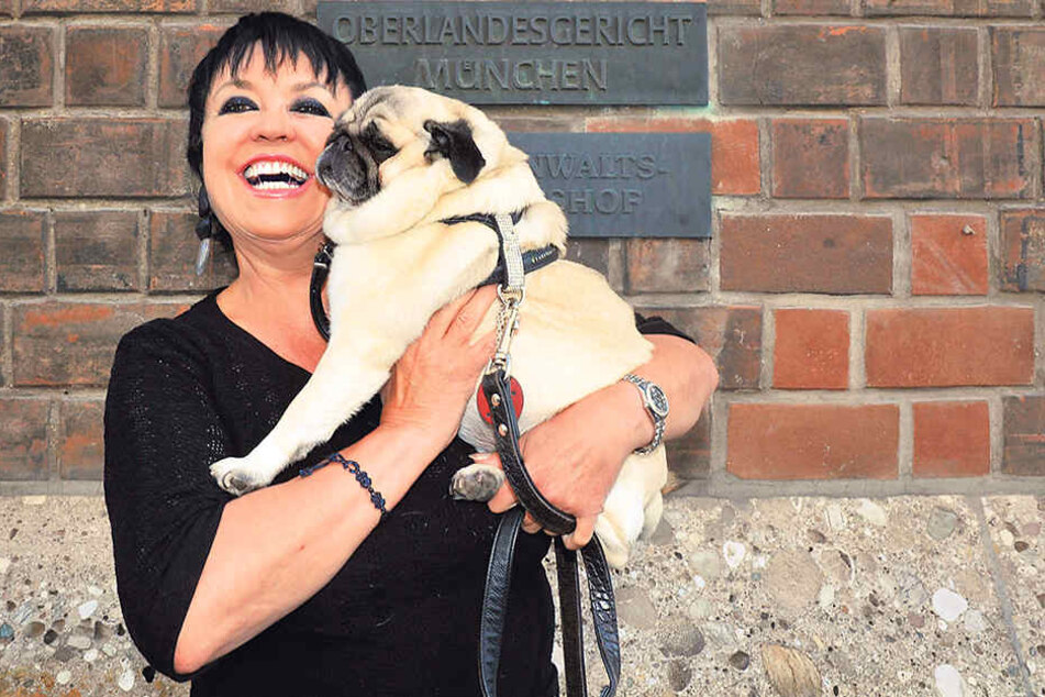 Ein Herz und eine Seele: Ex-Douglas-PR-Lady und Käfer Witwe Uschi Ackermann (70) mit ihrem
Mops-Liebling „Sir Henry“.
