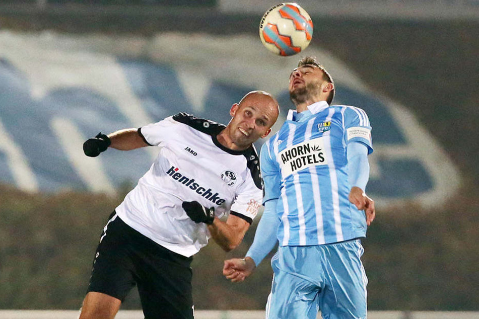 Nach dem erneuten Ausfall von Marc Endres musste Kapitän Kevin Conrad (r.) in Bautzen ran. Das 3:2 der Gastgeber durch Josef Nemec (li.) konnte auch er nicht verhindern.