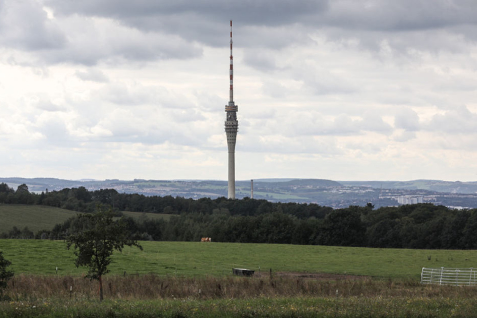 Noch immer ist der Fernsehturm für Besucher gesperrt. Im Stadtrat häufen sich aber die Initiativen für eine Wiedereröffnung.