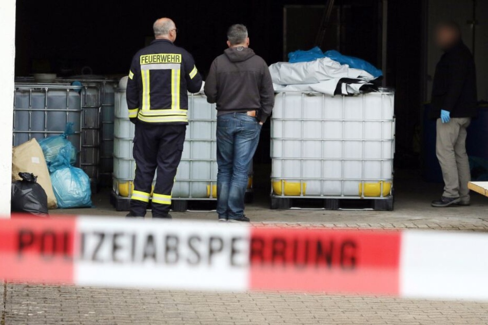 Riesige Kanister mit chemischen Substanzen entdeckte die Feuerwehr bei einem Routineeinsatz.