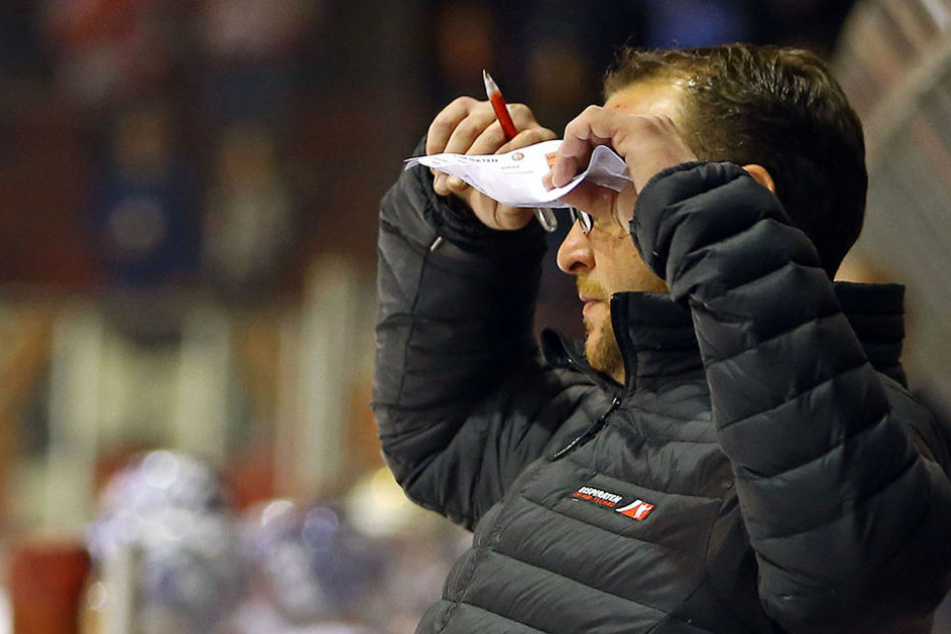 Eispiraten-Coach Chris Lee hat derzeit nur eine begrenzte Auswahl an Spielern.