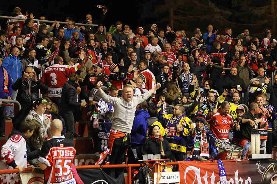 Die Fans der Eispiraten hatten am Freitagabend allen Grund zu Feiern.