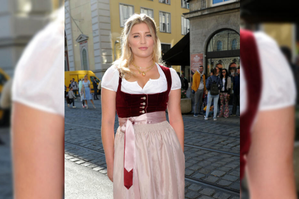 In festen Händen: Luna Schweiger zeigte sich auf der Wies'n im Dirndl.