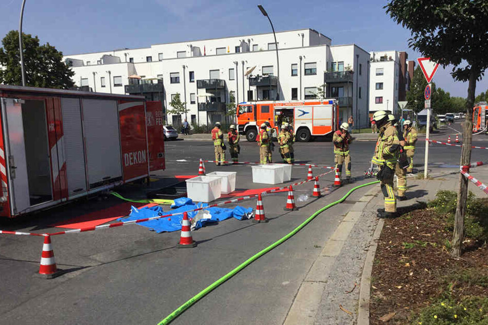 Die Feuerwehr hat einen Dekontaminations-Platz (Dekon) eingerichtet. Wie es zu dem Austreten der Säure gekommen war, konnte die Feuerwehr nicht sagen.
