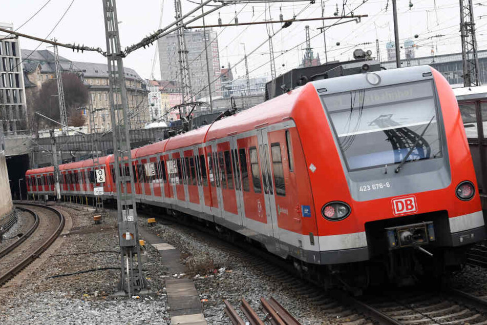 In Trudering ist ein junger Mann zwischen die Zugabteile gestürzt (Symbolbild).