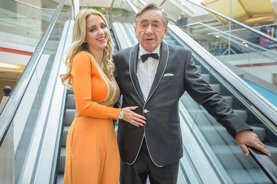 Noch Ende Oktober posierte Baulöwe Richard Lugner mit Ehefrau Cathy in seinem Wiener Einkaufszentrum "Lugner City".