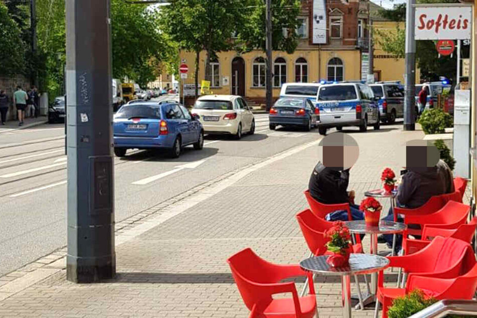 Im Dresdner Stadtteil Mickten rückten mehrere Polizeiautos aus.
