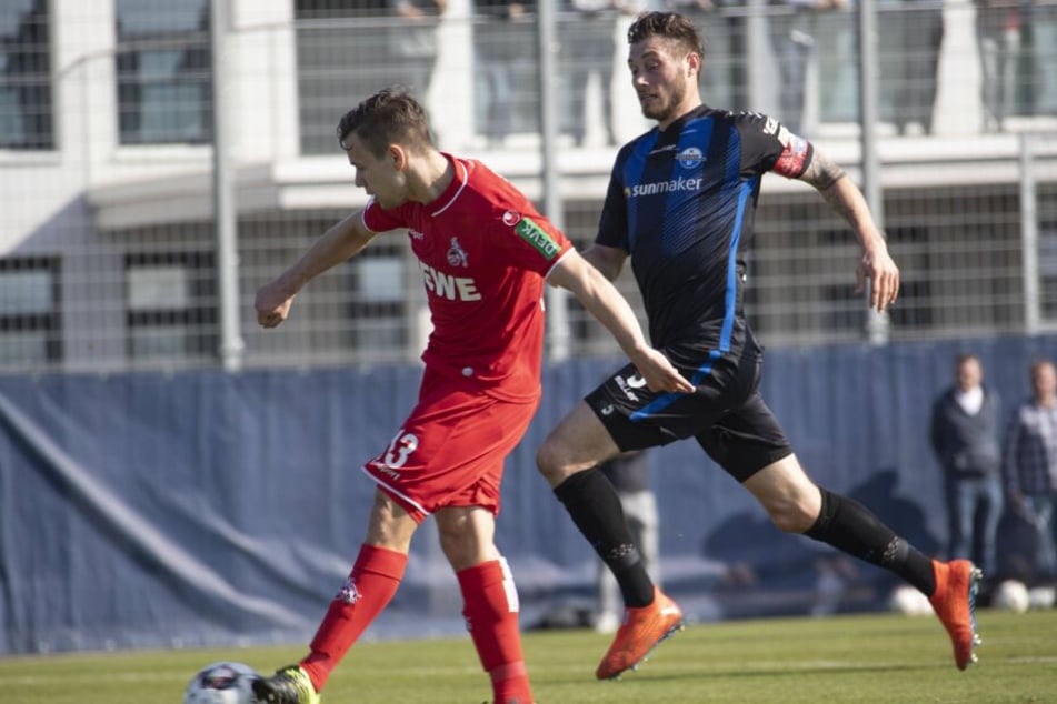 Louis Schaub (links, 1. FC Köln) und Christian Strohdiek (rechts, Paderborn) kämpfen um den Ball.