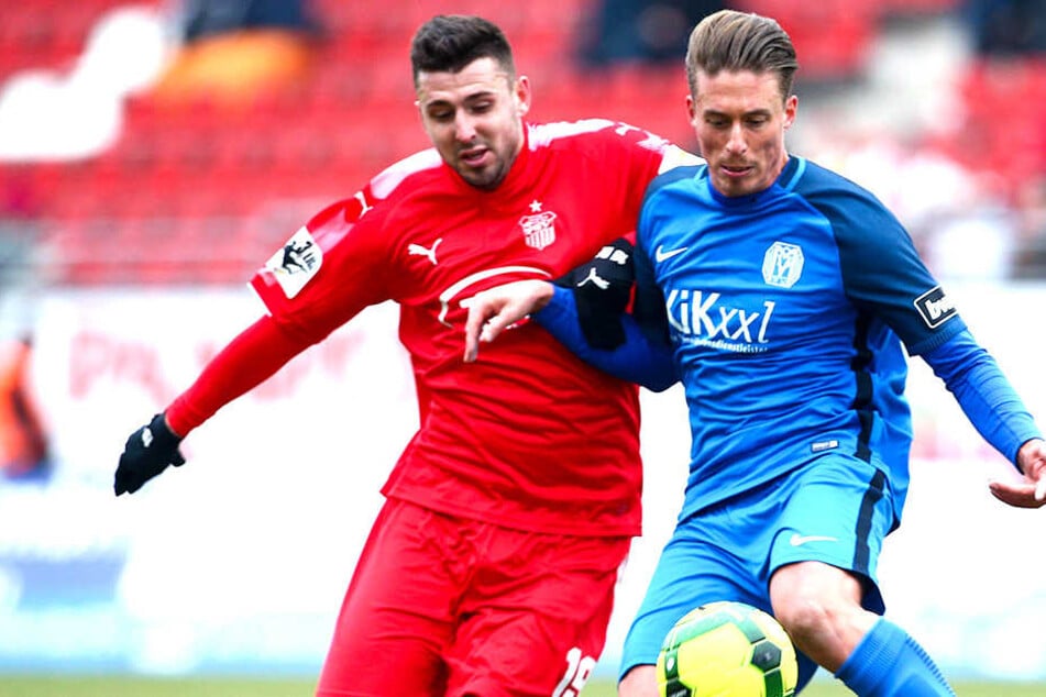 Davy Frick (l.), hier im Zweikampf mit dem Meppener Patrick Posipal, hat zwar seinen Stammplatz verloren, ist aber auch als Reservespieler eine zuverlässige Stütze des FSV Zwickau.
