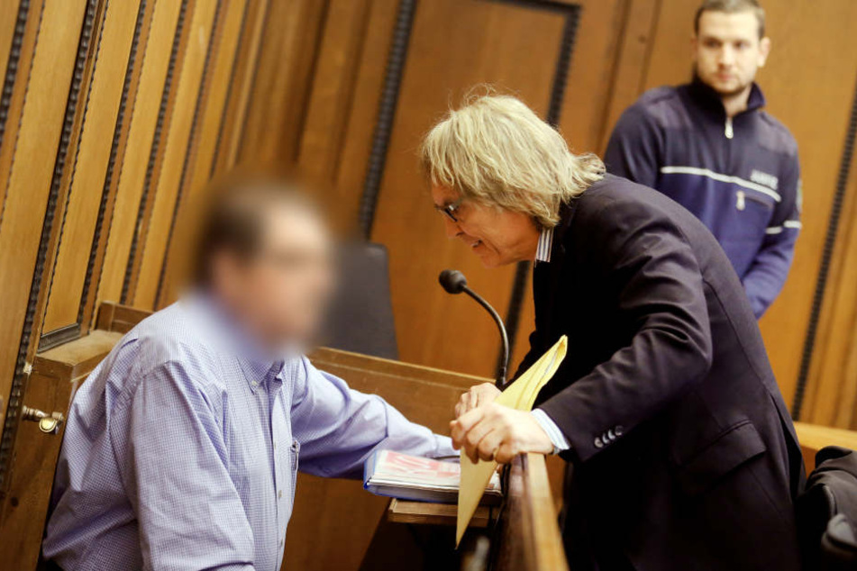 Der 68-jährige Angeklagte Hans B. soll seine Lebensgefährtin zu Tode missbraucht haben