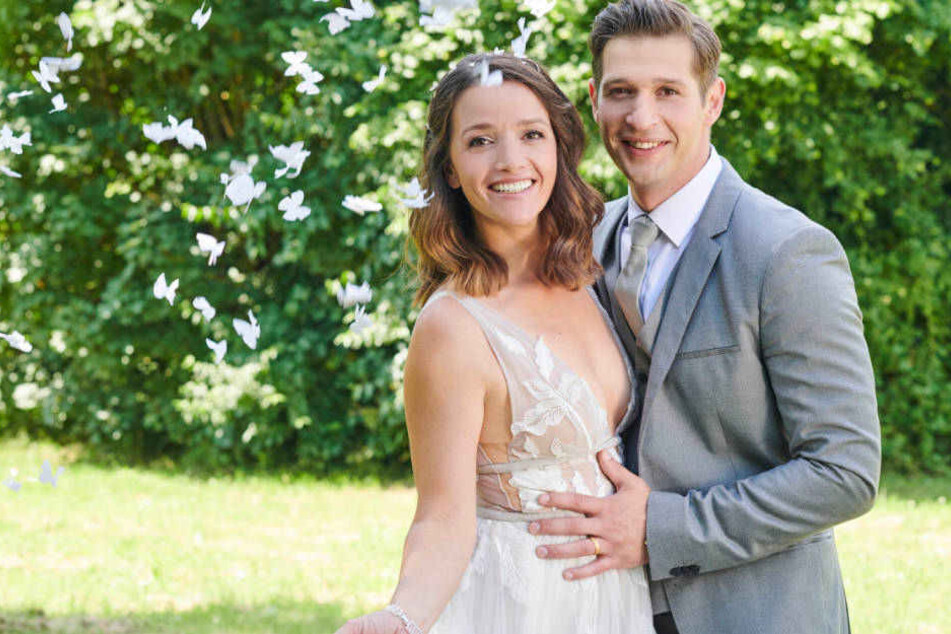 Jenny Steinkamp (Kaja Schmidt-Tychsen) und Deniz Öztürk (Igor Dolgatschew) heiraten.