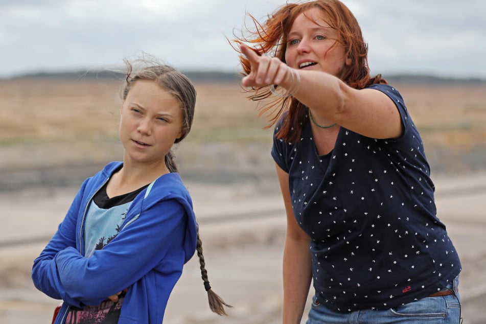 Greta Thunberg (l), Klimaschutzaktivistin, steht mit Kathrin Henneberger, der Vertreterin des Aktionsbündnisses "Ende Gelände", am Tagebau Hambach.