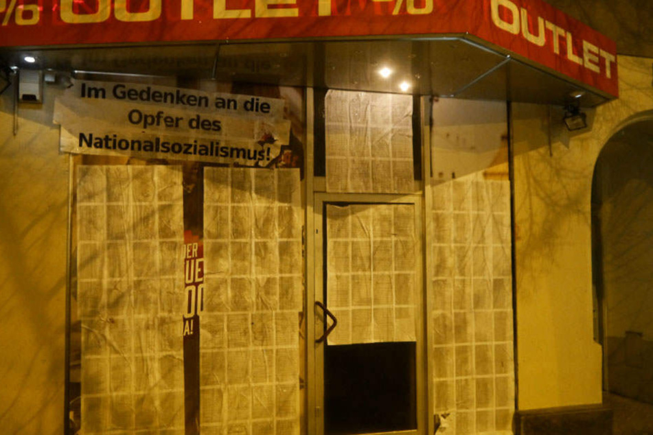Die linke Künstlergruppe plakatierte den Thor-Steinar-Laden (Outlet 21) in Löbtau.