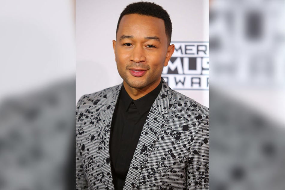 Mit dem Song "Love Me Now" von John Legend steht Tay mit dem Songwriter gemeinsam auf der Bühne und hofft aufs Weiterkommen.