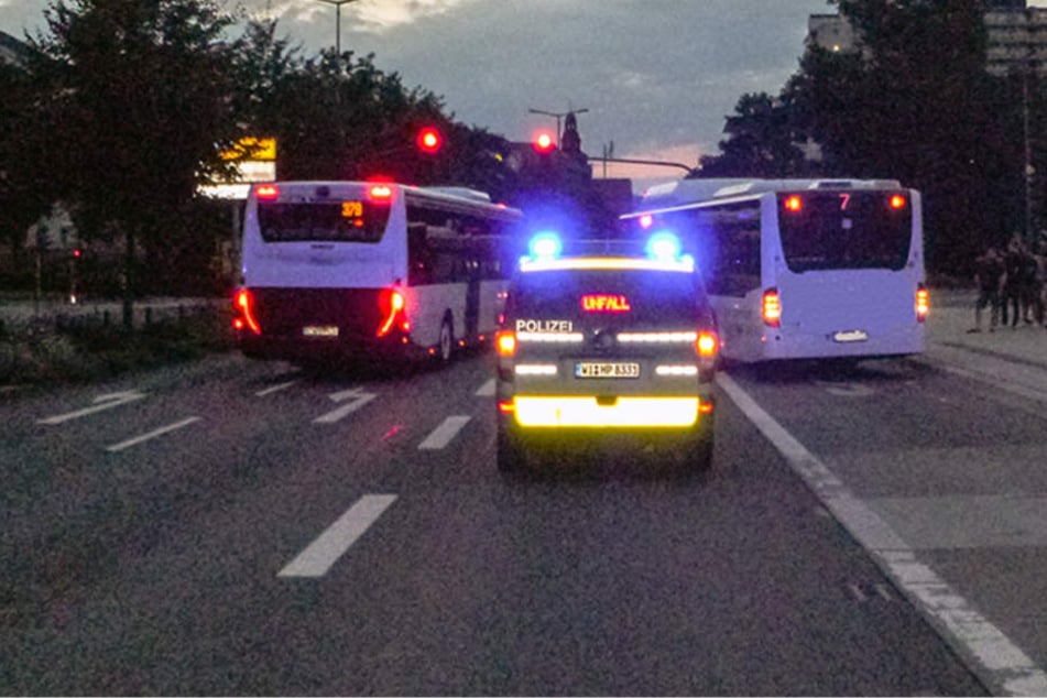 Beide Busse sind nicht mehr fahrbereit, es entstand Sachschaden in Höhe von 85.000 Euro.