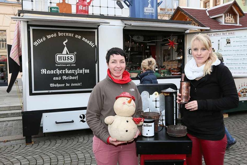 Am Stand von Sindy Sonntag (42, li.) und Silvia Denk (45) Jahre gibt es den Huss-Herd zu kaufen, der bei Youtube zum Star wurde.