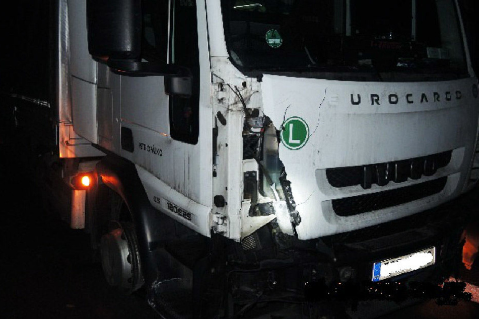 Durch den Aufprall wurde ein Dieseltank des Lkws abgerissen.