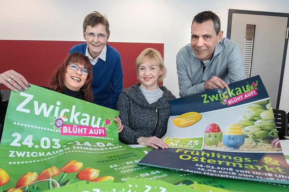 Zweite Runde für Zwickau blüht auf: das Team um die stellvertretende Oberbürgermeisterin Kathrin Köhler (40/CDU, 2.v.r.) und die Projektverantwortliche Petra Küster (55, links) freut sich auf die Neuauflage des Blumenmeers in der Innenstadt.