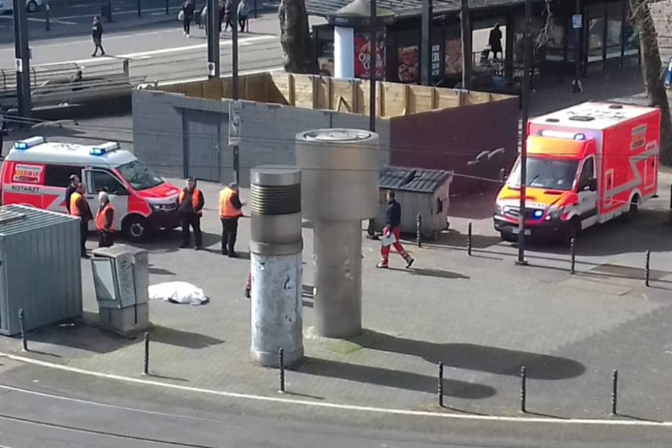 Die Leiche wurde von den Rettungskräften abgedeckt.